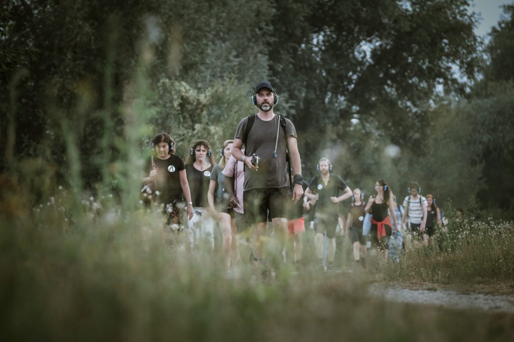 Het Onverharde Pad en ZOMERLAND kruisen hun wegen met tot doel samen het bereik te vergroten en elkaar te versterken. Over onverharde paden, door heel Nederland, met Rotterdam als thuisbasis.