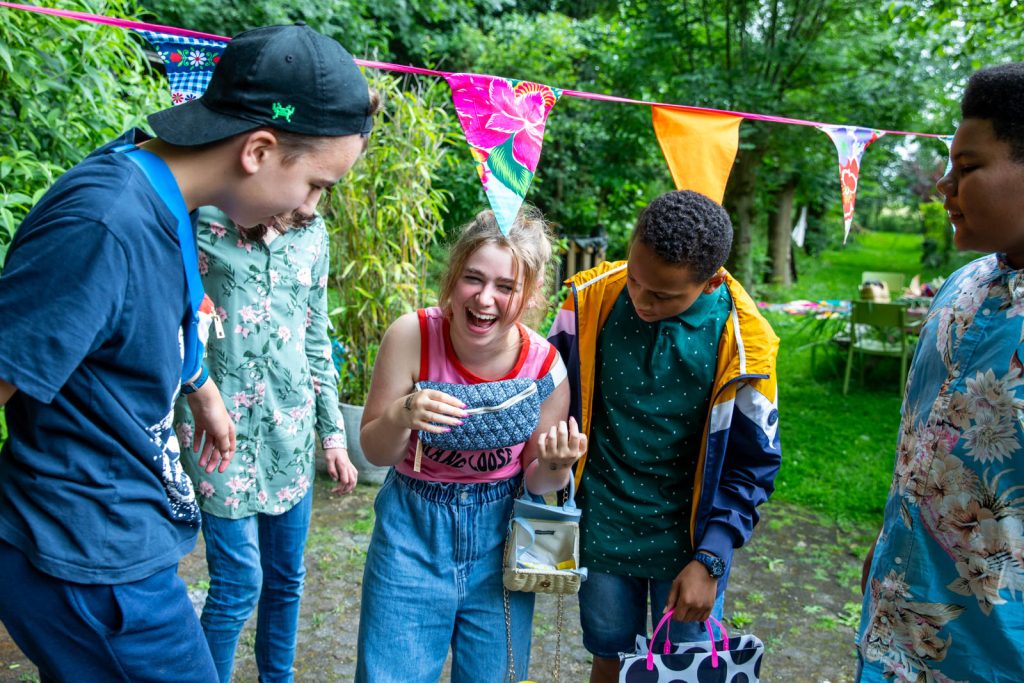 Tijdens dit bijzondere feest voor kinderen van het speciaal onderwijs straalt de vreugde van elk gezicht. Buiten, omringd door muziek en warmte, ontstaat er een verbindende sfeer vol plezier. Dit is een moment om te genieten, te dansen en onvergetelijke herinneringen te creëren!